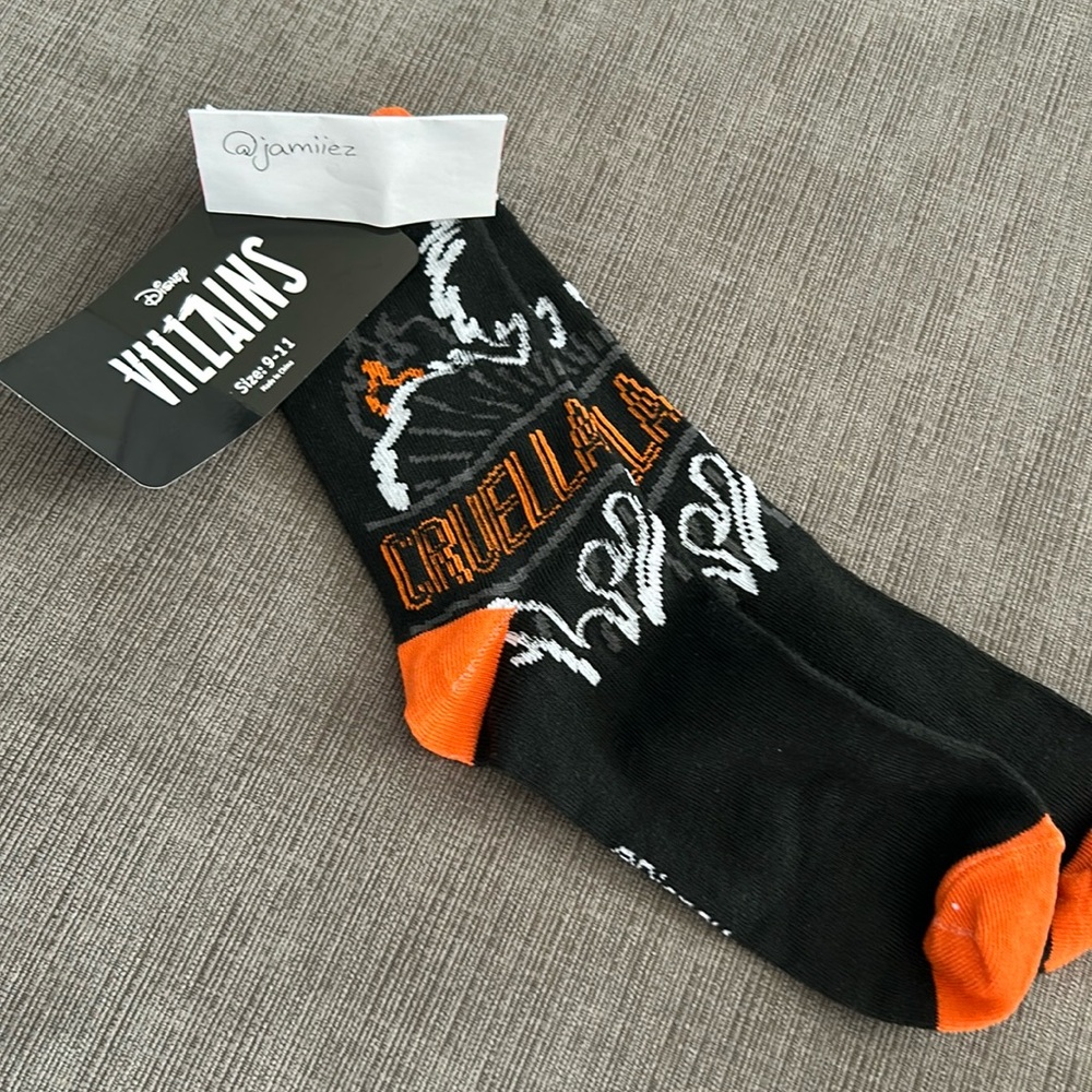 Villains Cruella De Ville Crew Socks 9-11 NWT